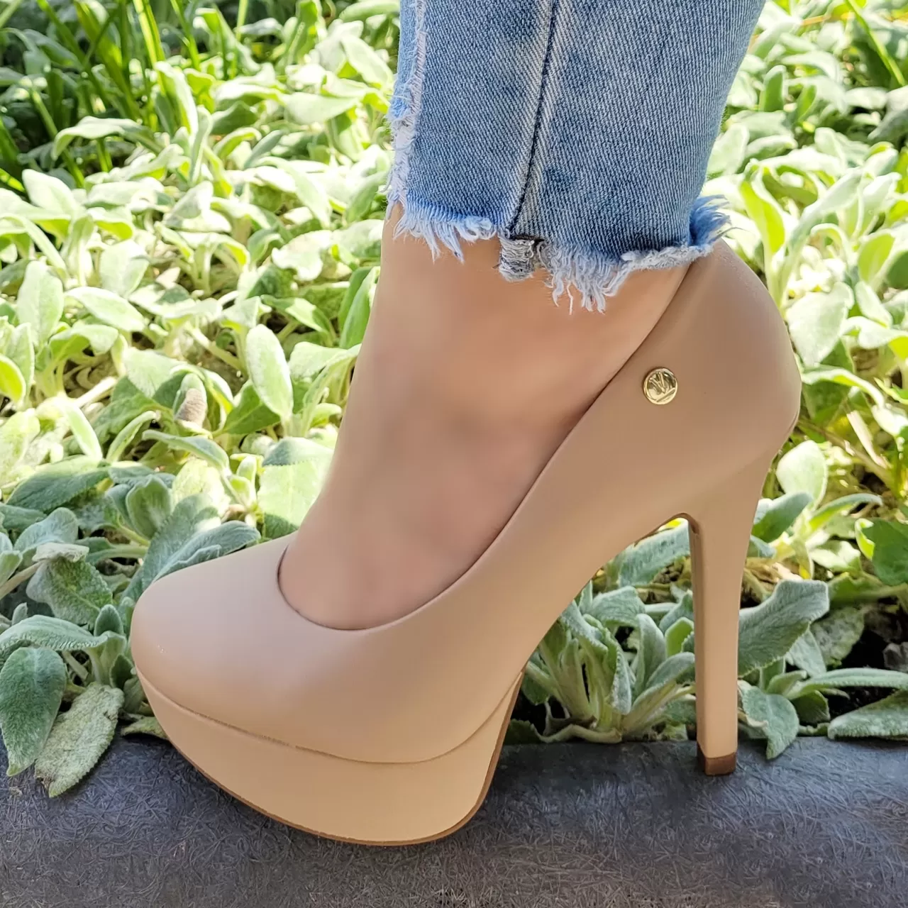Beige pump met ronde neus, platform en stiletto hak