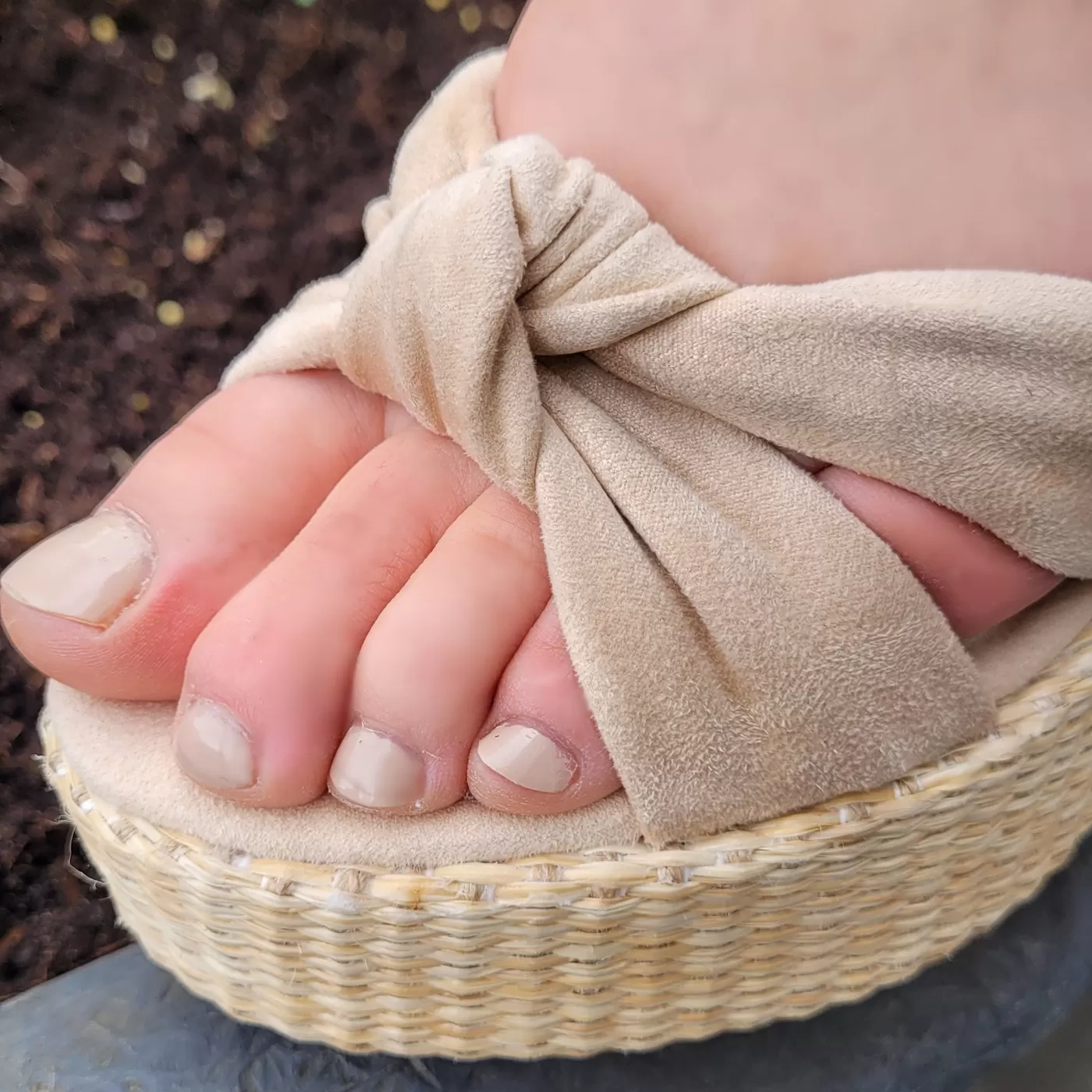 Beige zomersandaal met brede hak en knoop voor