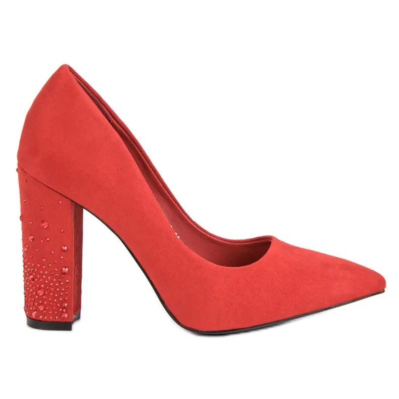 Bestelle Rode pumps op een pilaar rood