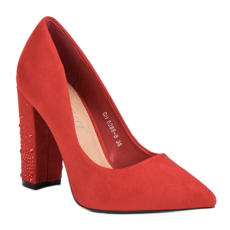 Bestelle Rode pumps op een pilaar rood