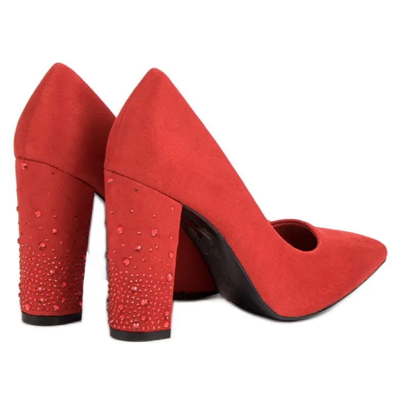 Bestelle Rode pumps op een pilaar rood