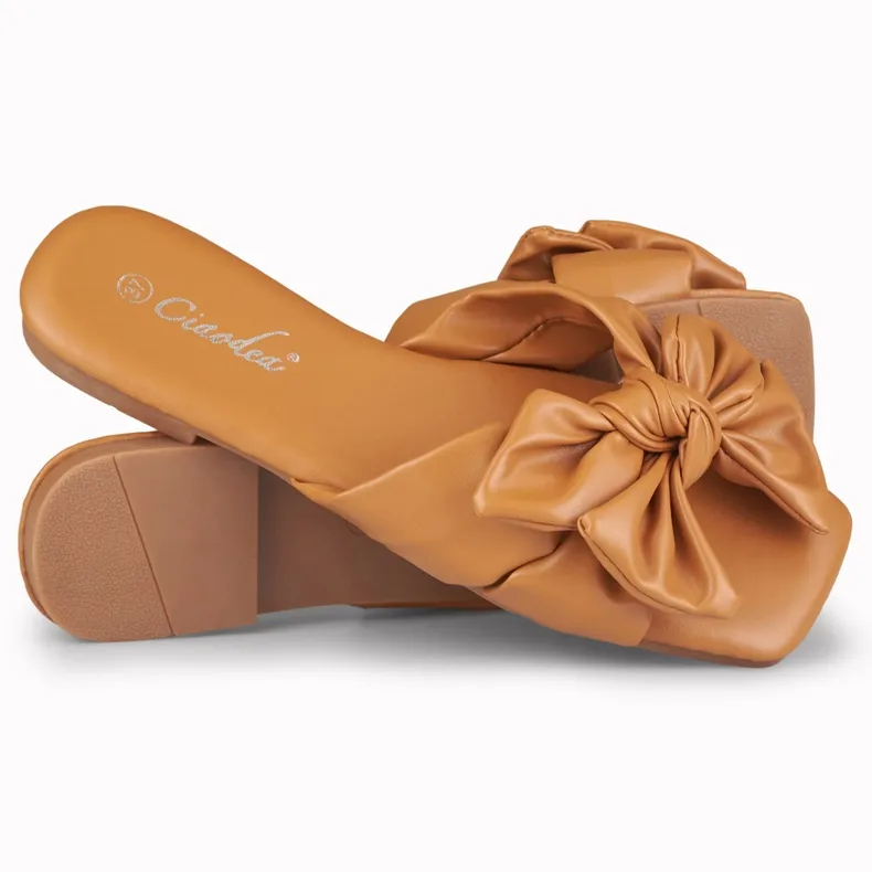 Caramel strikslippers van Isanna bruin