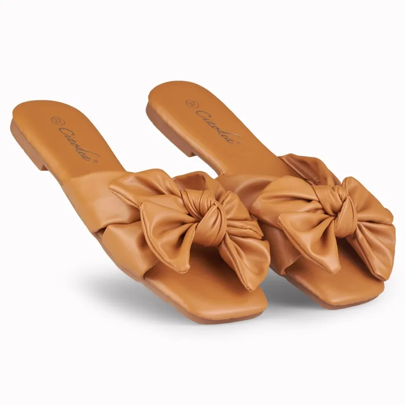 Caramel strikslippers van Isanna bruin