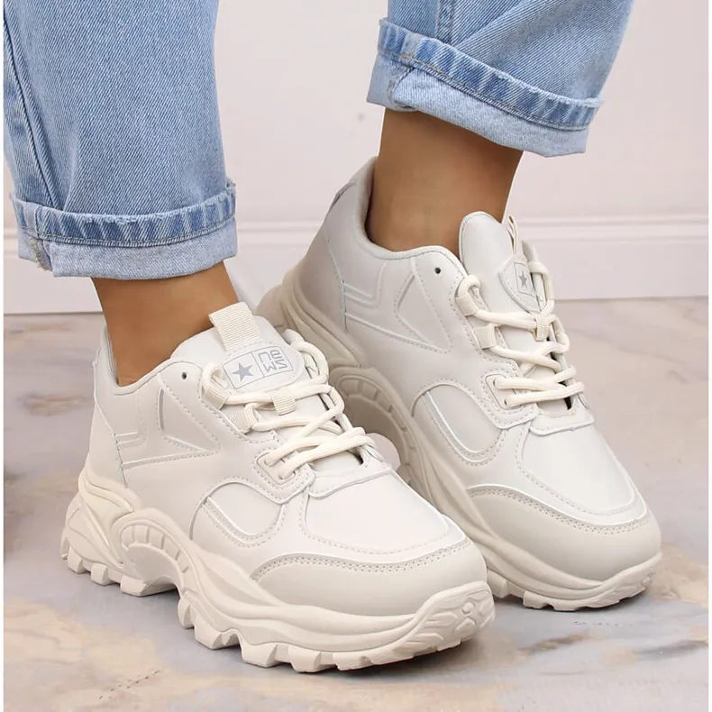 Dames sportschoenen op het beige eVento 5465 platform