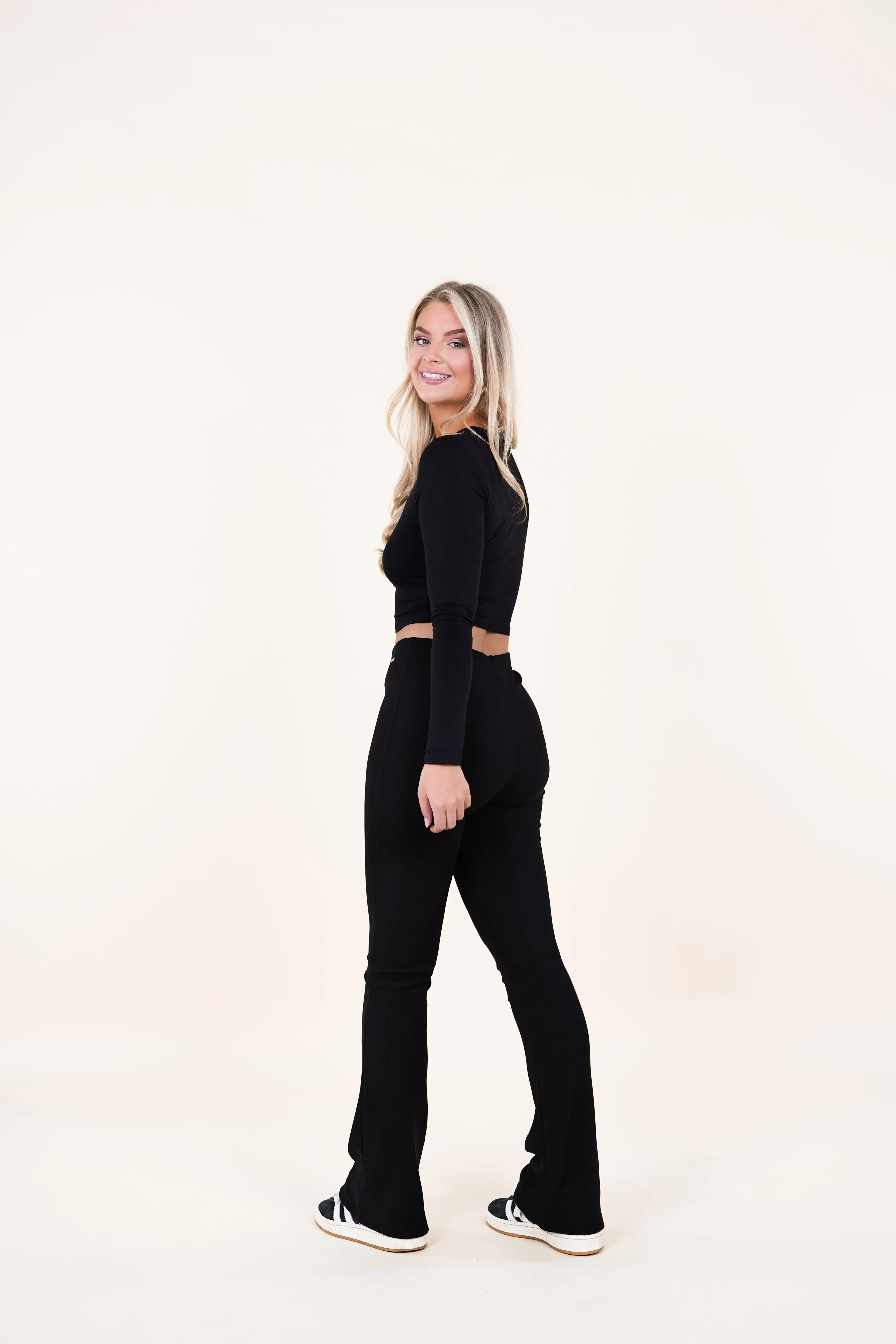 FLARED PANTS ZWART MET STRETCH EN RIBSTOF  NOOR