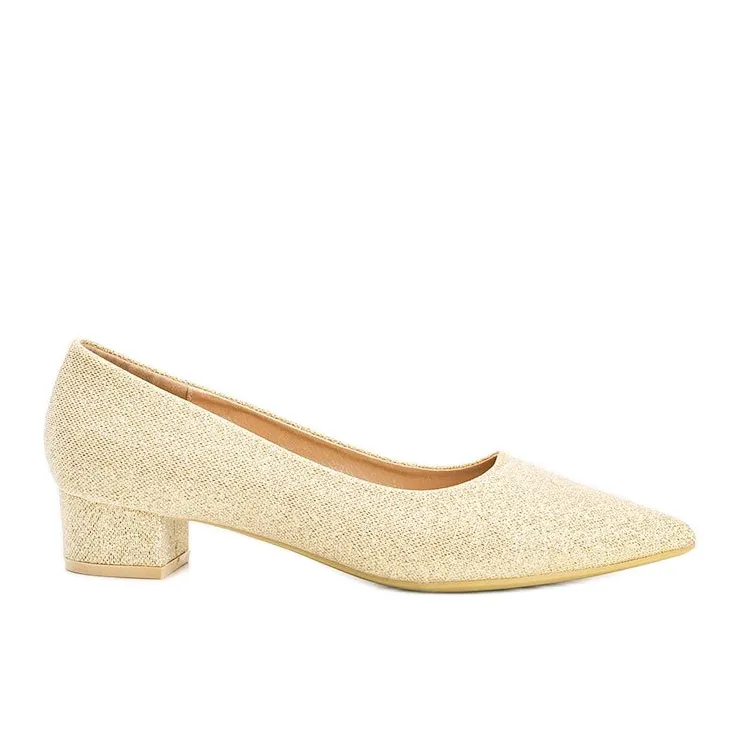 Gouden pumps op een Kennedy lage paal