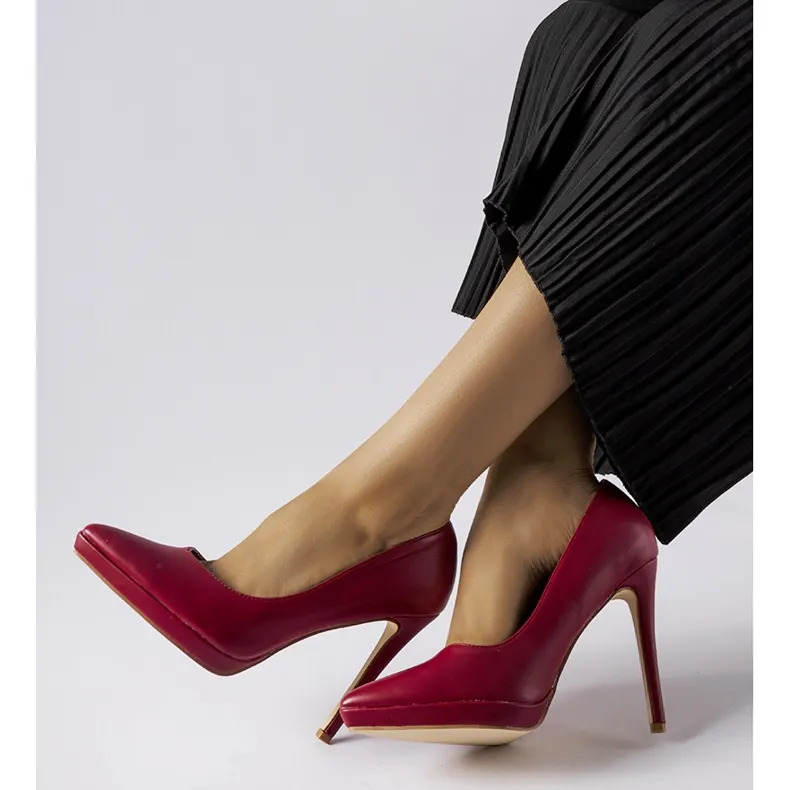 Kristin's klassieke bordeauxrode hoge hakken rood