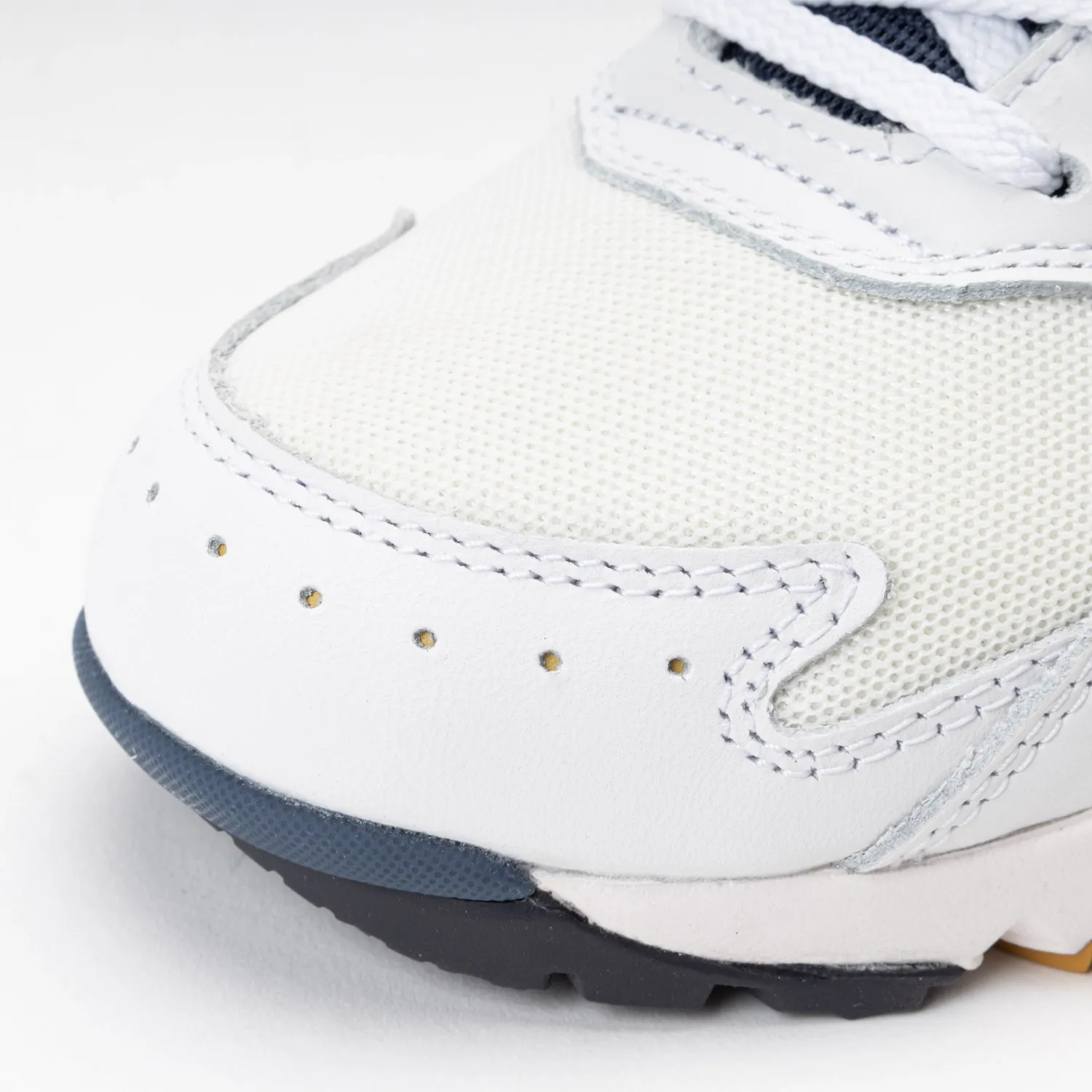 Mizuno Sky Medal White / Vintage Indigo / Chai Tea