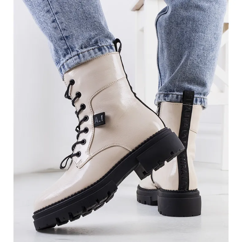 PA1 Beige gelakte laarzen van Casies