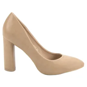 Small Swan Beige pumps op een pilaar