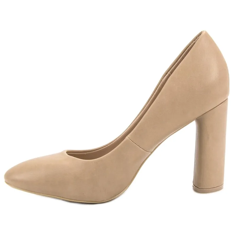 Small Swan Beige pumps op een pilaar